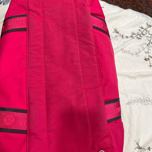 lululemon Jet  Runners Pink Duffel Bag - Hot Pink Weekend Tote - Picture 8 of 9